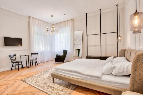 奥西耶克Apartman Otokar的一间带大床的卧室和一间餐厅