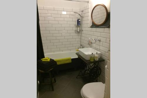 普热梅希尔Przemysl stylish apartment的带浴缸、卫生间和盥洗盆的浴室
