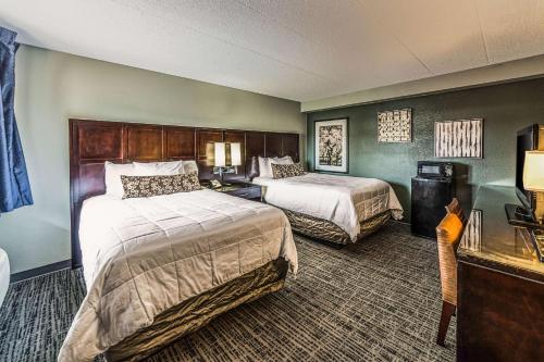 蒙哥马利维尔蒙哥马利维勒会议中心罗德威酒店的一间酒店客房,房间内设有两张床