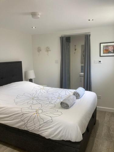 克努斯福德Brand new apartment in Knutsford的卧室配有一张带枕头的大型白色床。
