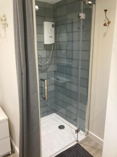 克努斯福德Brand new apartment in Knutsford的浴室里设有玻璃门淋浴