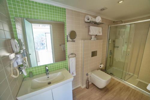 费特希耶奥尓卡精品酒店的一间带水槽、淋浴和卫生间的浴室