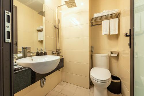 河内Westlake Tay Ho Hotel 696 Lạc Long Quân的一间带卫生间和水槽的浴室