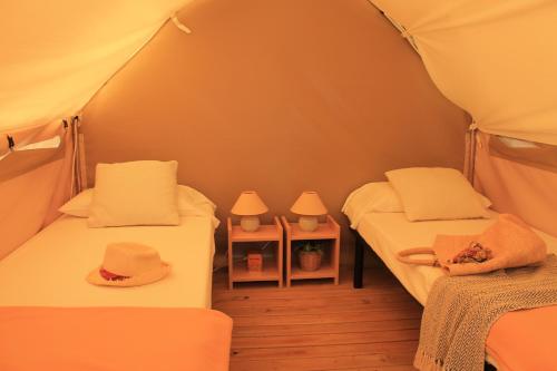 罗达斯露营地客房内的一张或多张床位