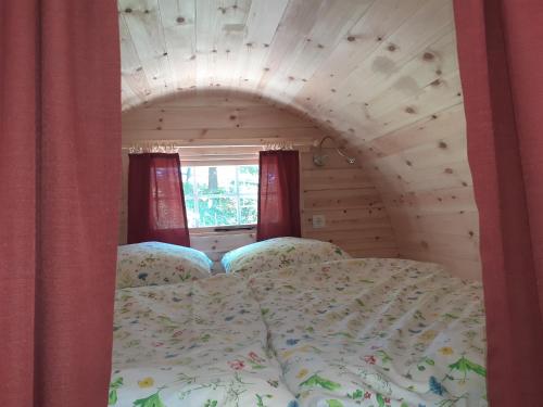 瓦尔斯罗德Fuchsbau的小木屋内一间卧室,配有一张床