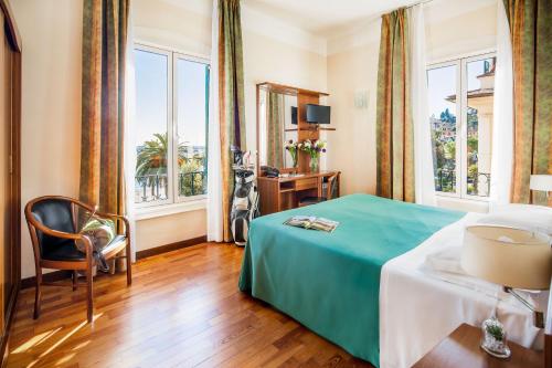 拉帕洛里维埃拉酒店的酒店客房设有床和窗户。