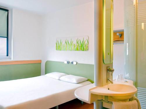 瑟伊辛斯南塞桑格勒诺布尔宜必思快捷酒店的小房间设有床和水槽
