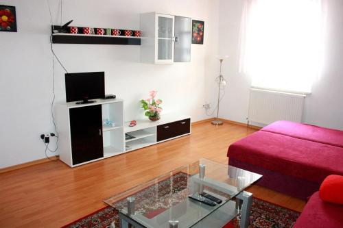 苏希采Ubytování Sušice的客厅配有红色的沙发和桌子
