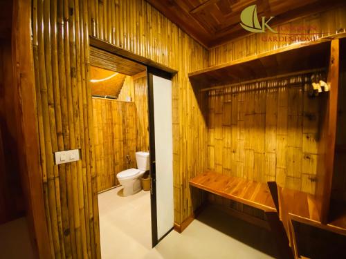 瑶亚岛KLONGBON GARDEN HOME Koh Yao Yai的一间带卫生间和木墙的浴室