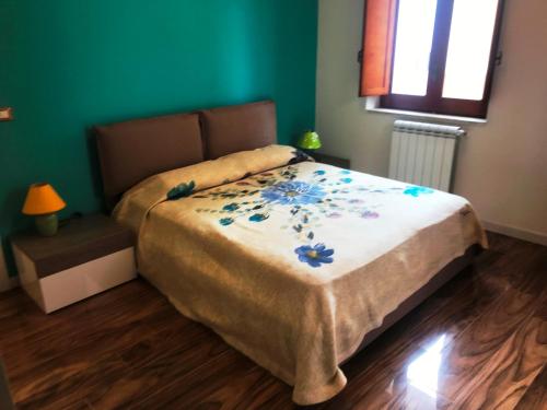 SantʼAgataLa casa dei gerani的一间卧室,床上摆放着蓝色鲜花