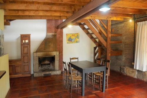 米娜克拉韦罗LA TOMA Complejo de Montaña - Cabañas y Habitaciones en Hosteria的一间带桌子和壁炉的用餐室