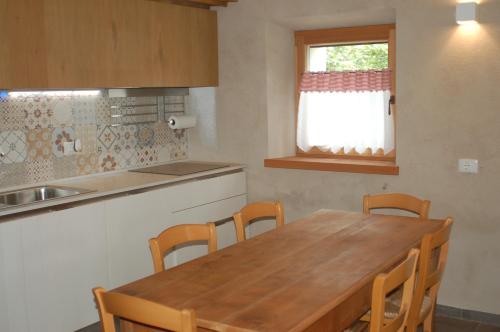 BosentinoB&B Il Crogiolo的厨房配有木桌和木椅