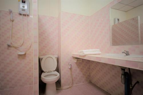 莫拉限Kim Jek Cin 2 Hotel - โรงแรมกิมเจ็กซิน2的粉红色的浴室设有卫生间和水槽