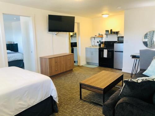 布兰丁Blue Sage Inn & Suites的酒店客房设有床和客厅。