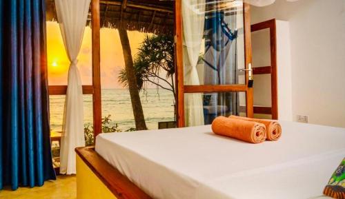 米查维Mnana Beach Bungalows的一间卧室设有一张床,享有海景