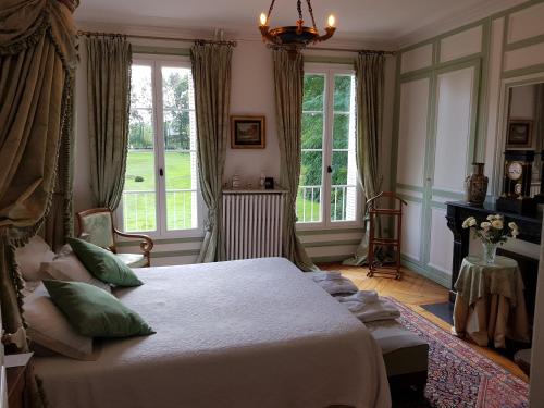 CleuvilleChâteau de Cleuville的一间卧室设有一张大床和窗户。