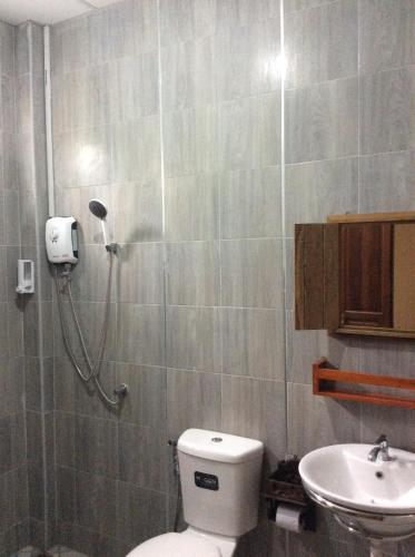 北碧暹罗旅馆的带淋浴、卫生间和盥洗盆的浴室