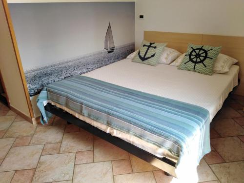 罗维尼Guesthouse ROCK & ROLL的卧室配有带枕头的大型白色床