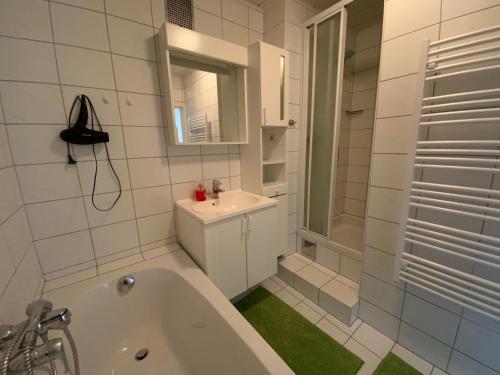 克查赫里派士旅馆的白色的浴室设有浴缸和水槽。