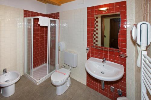 乌尔克斯基斯托依酒店的浴室配有卫生间、盥洗盆和淋浴。