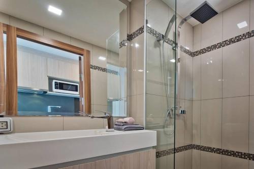 乔木提恩海滩REFINED INTERIOR Studio in Laguna Beach Resort 2.的一间带水槽和玻璃淋浴的浴室