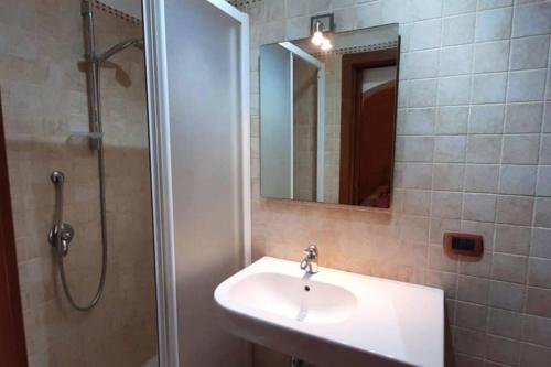 马丁纳弗兰卡Trullo Pentimelle的一间带水槽、淋浴和镜子的浴室