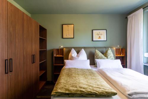维尔茨堡Apartment ECH Königsberger的一间卧室配有两张带白色枕头的床