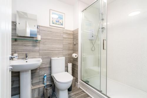 埃姆斯伯里Elegant Flat Near Stonehenge, Amesbury Town Centre Smart TVs Netflix FREE PARKING的浴室配有卫生间水槽和淋浴。