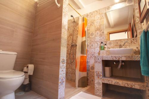 GaioValvida的一间带卫生间和水槽的浴室