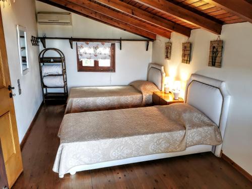 SívasVilla Filiza的一间卧室设有两张床和梯子