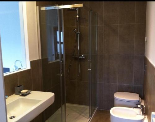 马尔切西内美景旅馆的带淋浴、卫生间和盥洗盆的浴室