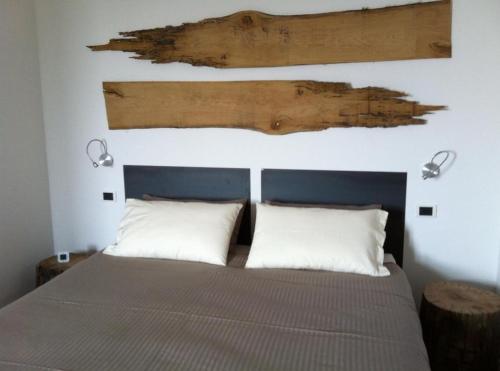 马尔切西内美景旅馆的卧室配有一张床,墙上有两盏灯
