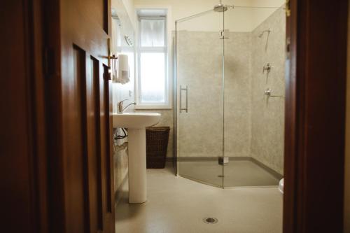 Makikihi Country Hotel的一间浴室