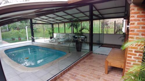 里约布兰科Recanto na Floresta的一座带庭院的别墅内的游泳池