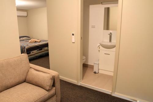 IvanhoeIvanhoe Hotel Motel的客房设有带水槽和卫生间的浴室