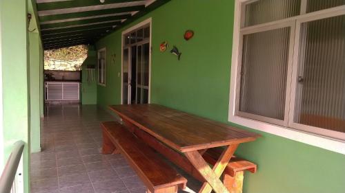 邦比尼亚斯Residencial Caminho das Praias的绿色墙壁的木凳