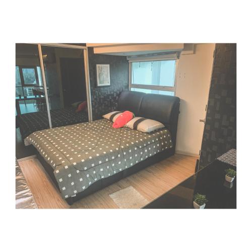 峇六拜The ceo suites by Zenbnb的一张床上有两个枕头的房间