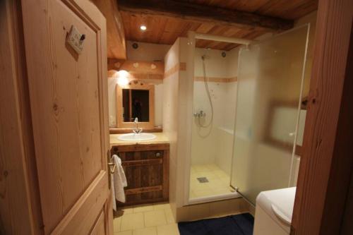 拉克吕萨appartement cozy dans chalet 6 pers voiture 4 roues motrice a dispo的相册照片