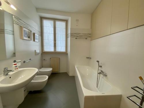 贝加莫Fontana di San Giacomo的浴室设有2个卫生间、水槽和浴缸。