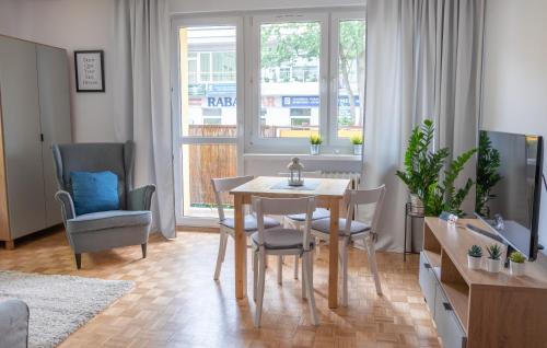 托伦Nest Comfort Toruń的客厅设有餐桌和椅子
