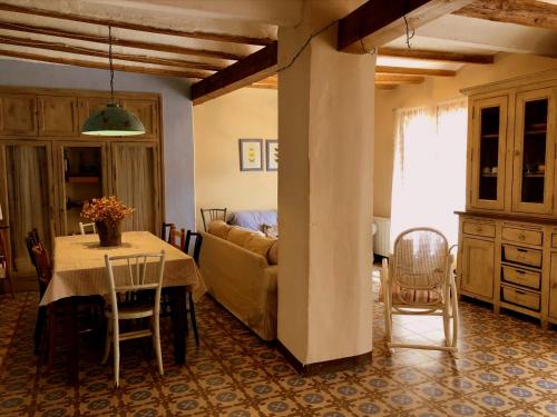 Os de BalaguerCal Tató的客厅配有沙发和桌椅