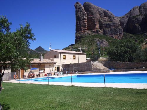 Agüero卡萨马娄斯阿圭罗旅馆的一座山地游泳池
