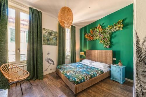 佛罗伦萨Coderooms的一间卧室设有一张床和绿色的墙壁