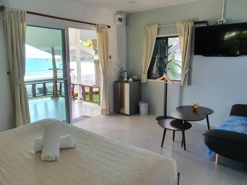 沙美岛Blue Bay Bungalow的一间卧室配有一张床,享有海景