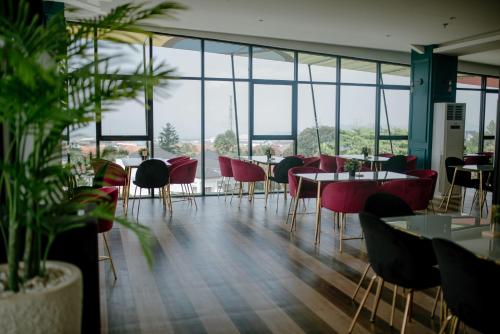 苏加武眉The Bountie Hotel and Convention Centre Sukabumi的餐厅设有桌椅和窗户。