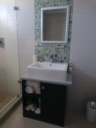 哈博罗内Lifestyle Apartments的一间带水槽和镜子的浴室