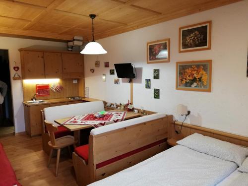 法尔西德Casa Focobon - presso Sussy residence的一间设有两张床和一张桌子的房间