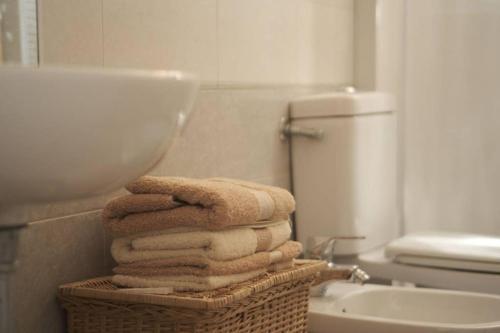 摩德纳La capannina的一间带水槽的浴室内的毛巾