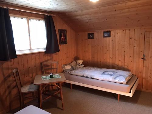 HundwilAppenzellerland - Ferienhaus "Bömmeli"的一间卧室配有一张床,里面装有泰迪熊