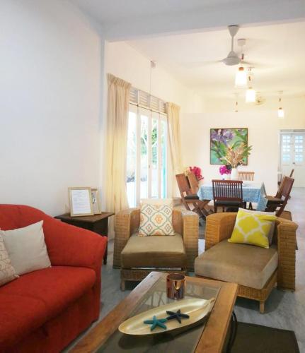 丹绒鲁Ulu Rhu Villa的客厅配有沙发和桌子